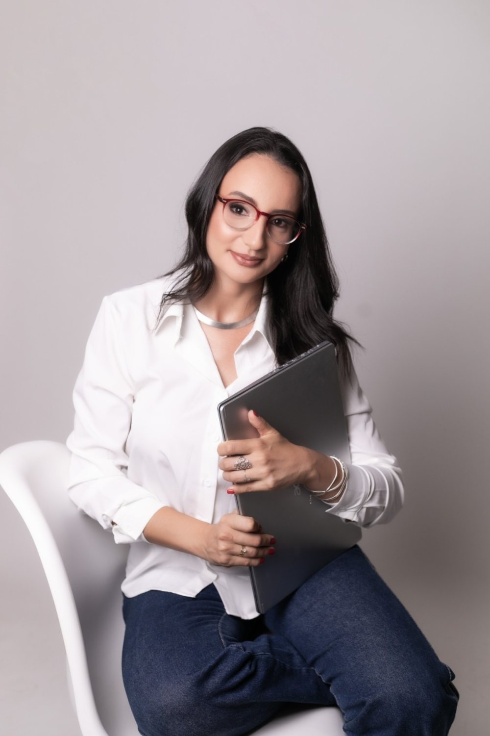 Diéssica Mendonça com o notebook